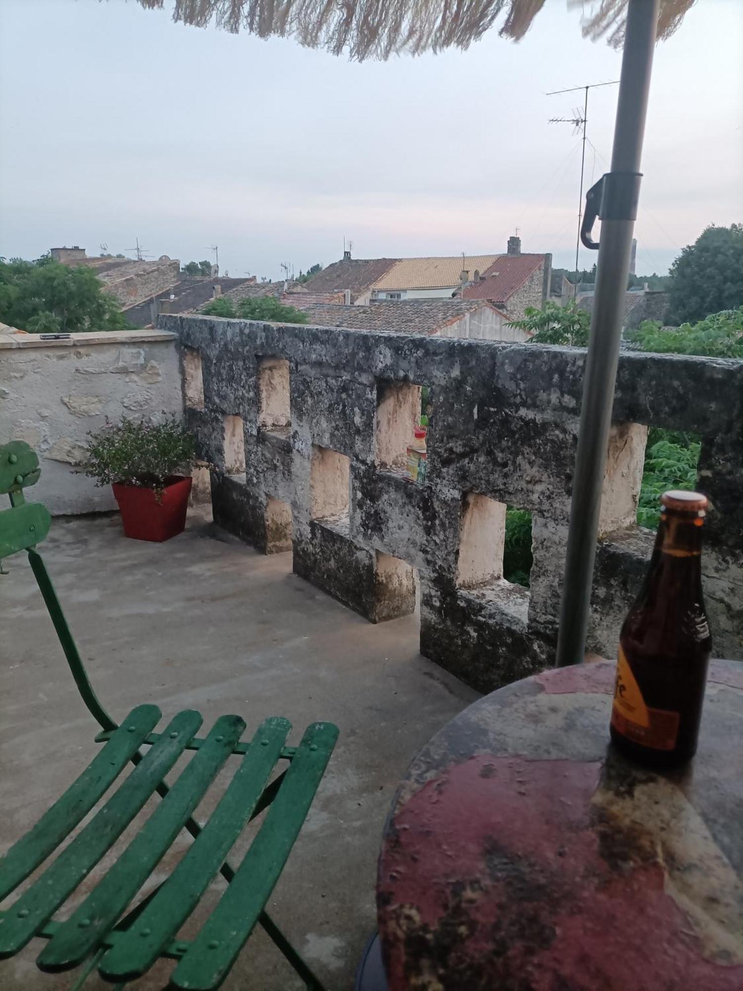 A Deux Pas D'Avignon Villa Aramon Bagian luar foto